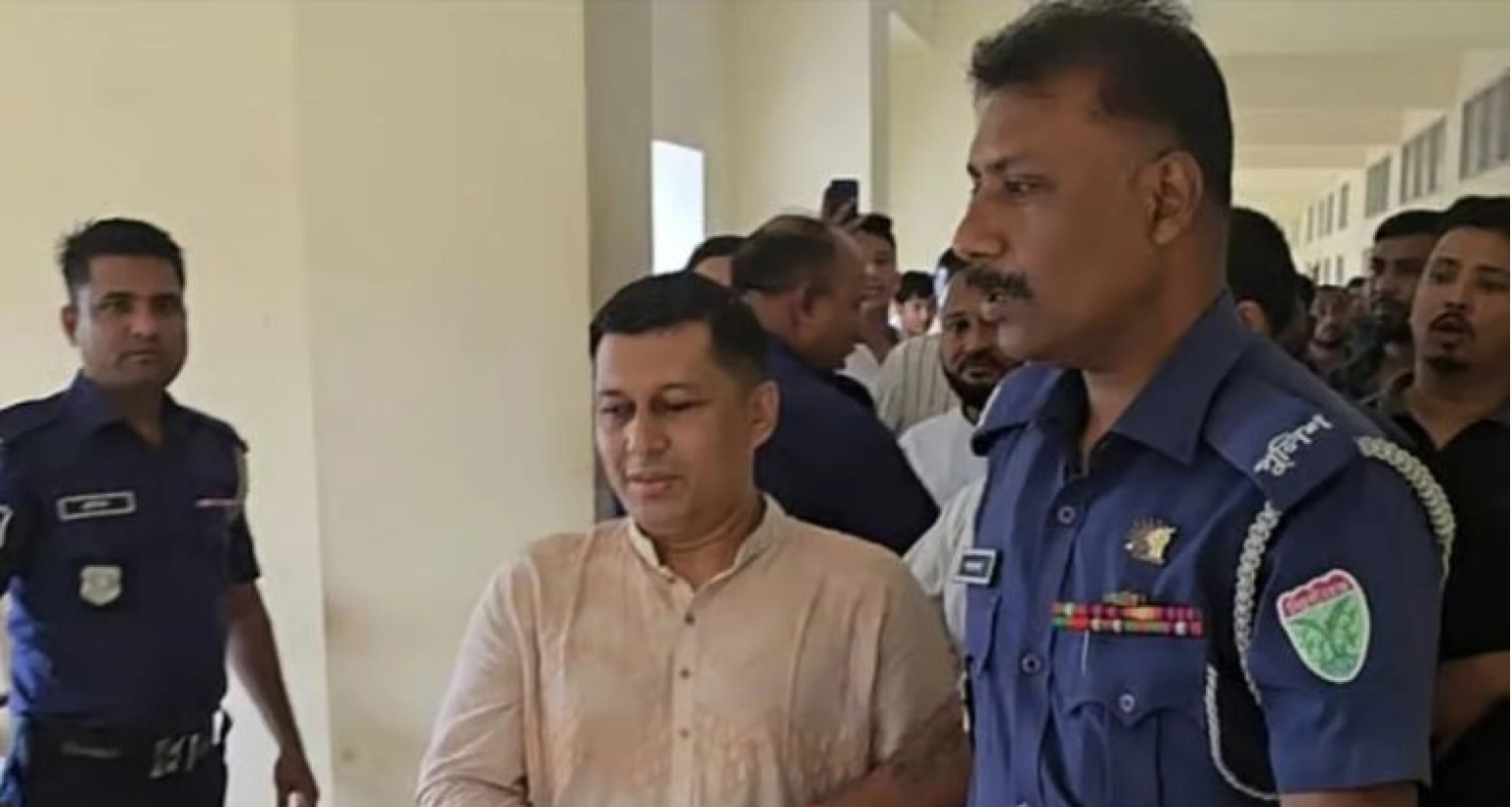 হাজিরা দিতে গিয়ে কারাগারে হাসনাত