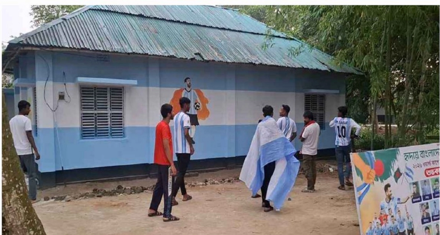 নিজের পুরো বাড়ি রাঙিয়েছেন প্রিয় দল আর্জেন্টিনার পতাকার রঙে