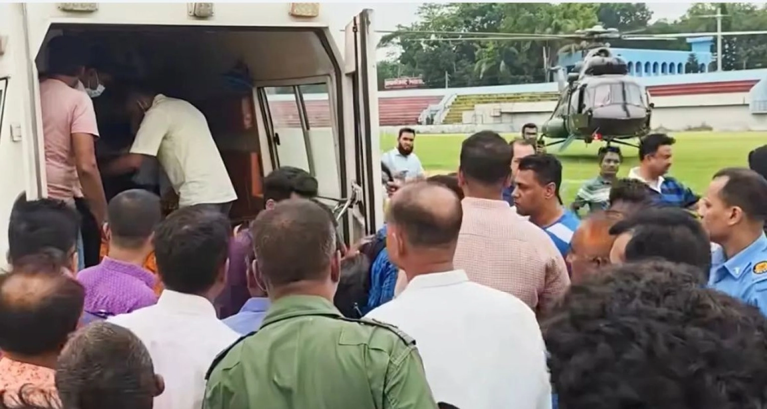এয়ার-অ্যাম্বুলেন্সে-ঢাকায়-নেওয়া-হলো-মাগুরার-ডিসিকে