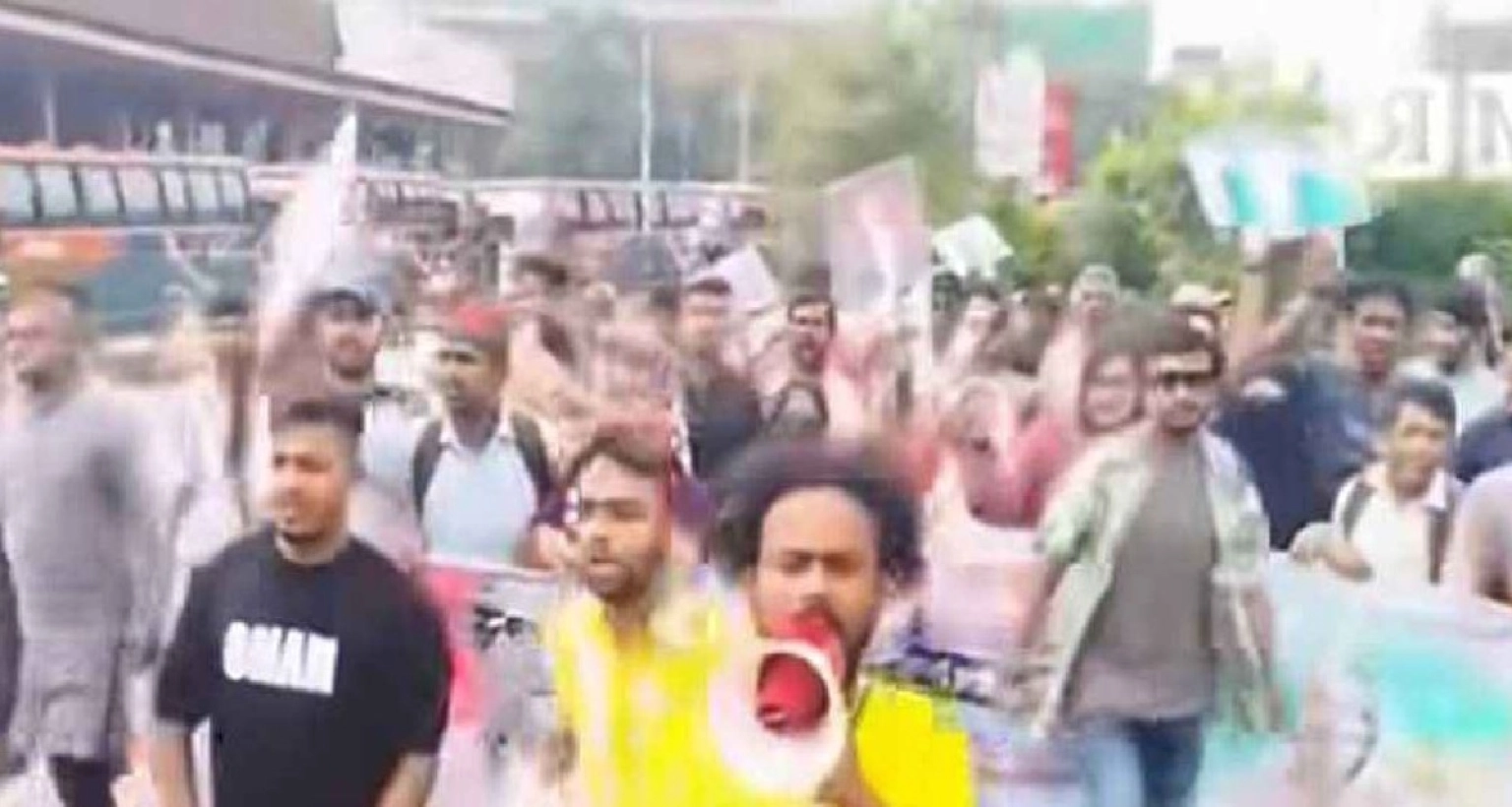 ককটেল বিস্ফোরণ ঘটিয়ে রাজধানীতে নিষিদ্ধ আ.লীগের ঝটিকা মিছিল