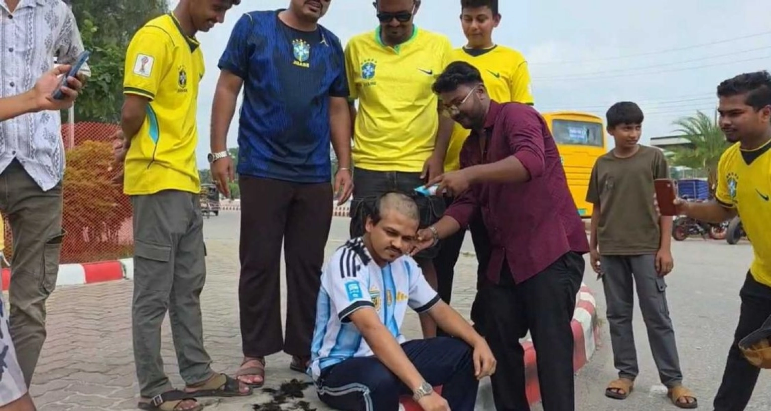 জয় পেল ব্রাজিল, মাথা ন্যাড়া আর্জেন্টিনার সমর্থকের!