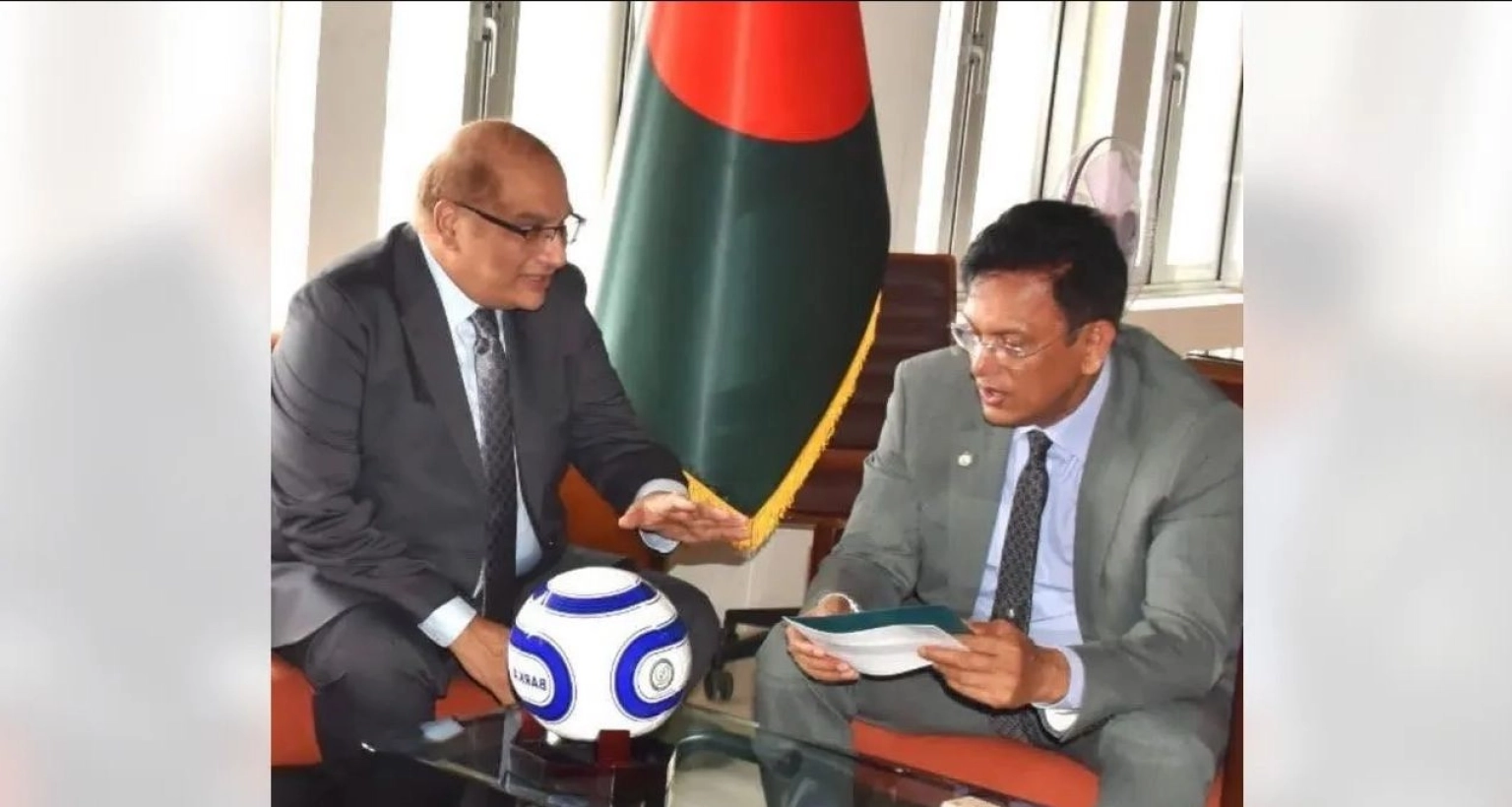 বাংলাদেশের-শিক্ষার্থীদের-জন্য-১-হাজার-ফুটবল-উপহার-দিল-পাকিস্তান