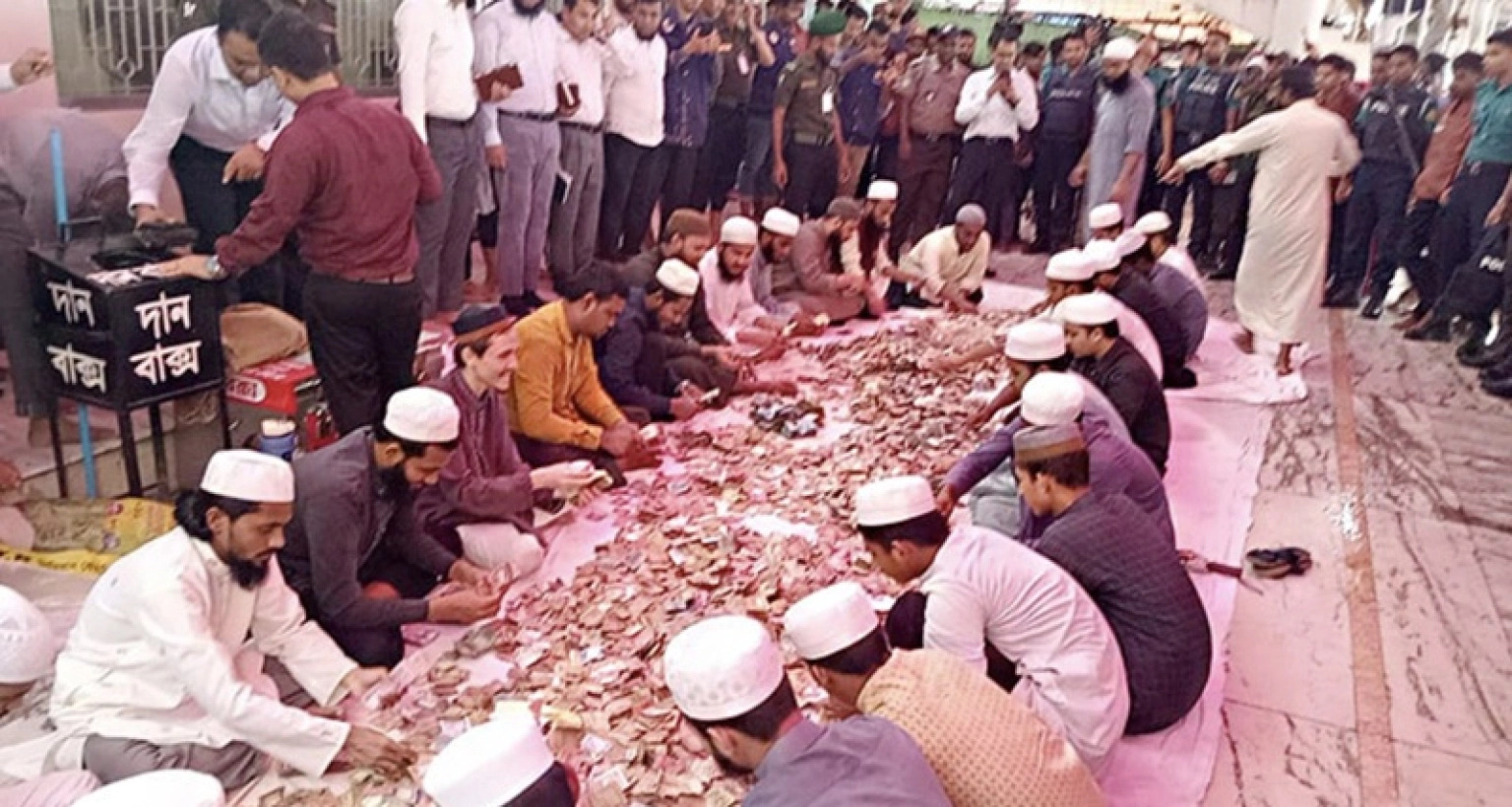 ৭০০ বছরে প্রথমবার প্রকাশ্যে গণনা করা হচ্ছে শাহজালাল মাজারের দানের টাকা