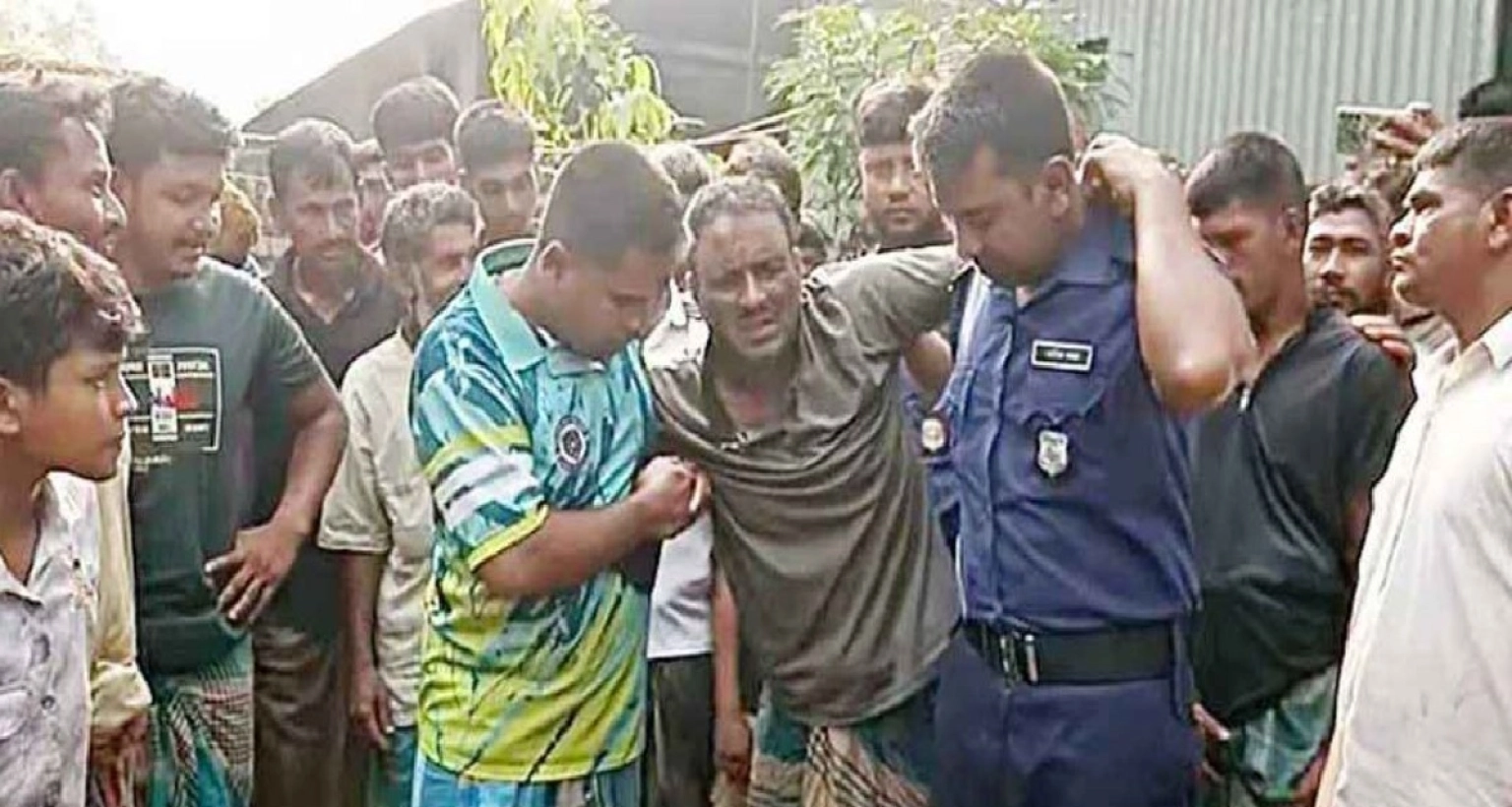 যুবলীগ নেতাকে ধরে বেধড়ক পিটুনি দিল স্থানীয় জনতা