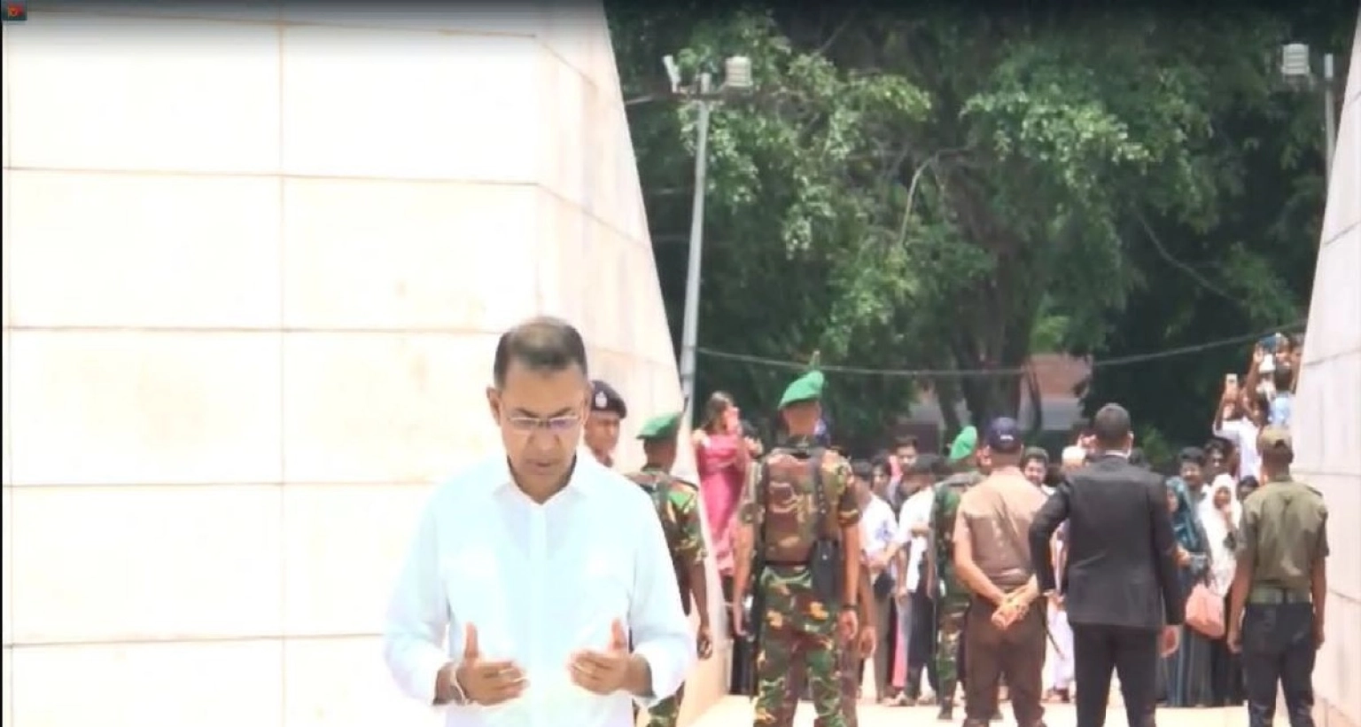 বিদেশ-সফর-সফলভাবে-সম্পন্ন-করে-দেশে-ফিরেই-প্রধানমন্ত্রীর-বাবা-মায়ের-কবর-জিয়ারত