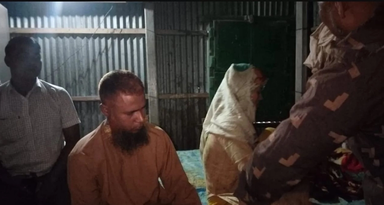 এক-নারীর-ঘর-থেকে-গভীর-রাতে-মসজিদের-ইমাম-আটক