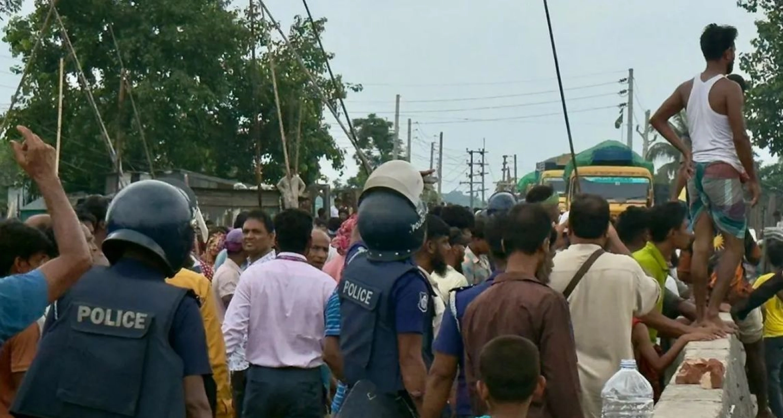 দুই-পক্ষের-রক্তক্ষয়ী-সংঘর্ষ-আহত-পুলিশসহ-অন্তত-৬০