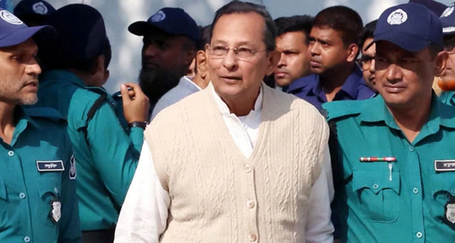 রায় ঘোষণার পর ট্রাইব্যুনালের কাঠগড়ায় থাকা আসামি ইনু হেসে ওঠেন