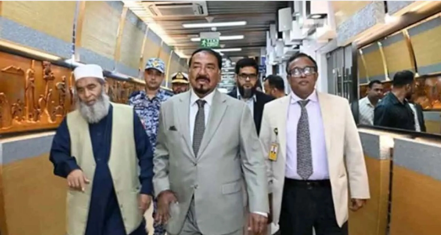 আয়াতুল্লাহ খামেনির জানাজায় অংশ নিতে ঢাকা ছাড়লেন স্পিকার হাফিজ 