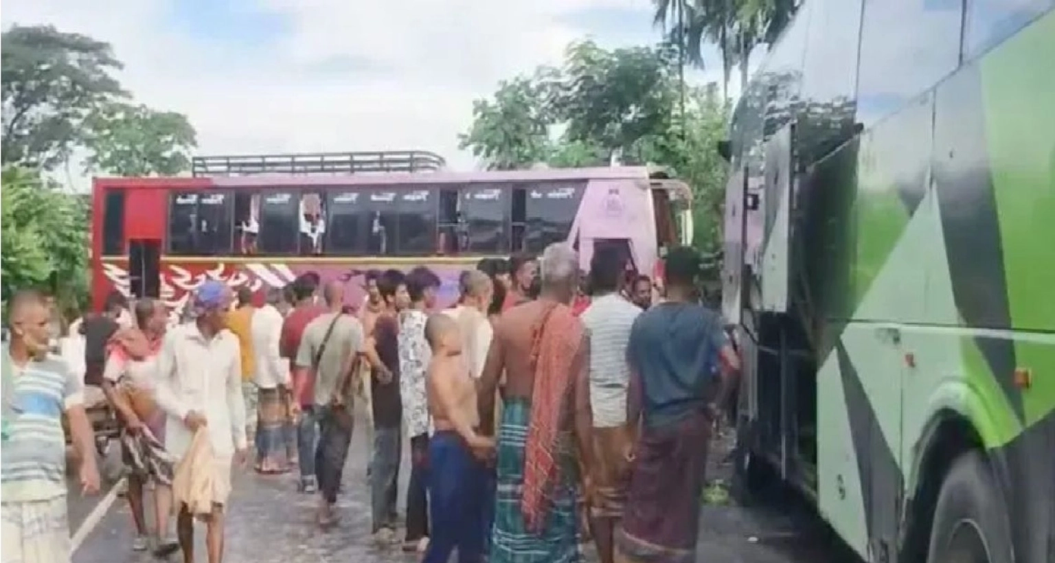 যাত্রীবাহী-দুটি-বাসের-মুখোমুখি-সংঘর্ষ