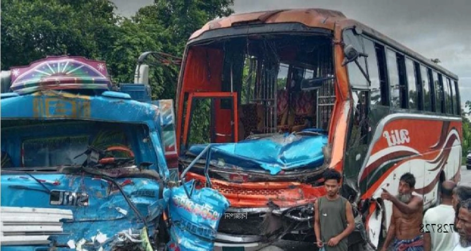 যাত্রীবাহী-বাস-ও-মালবাহী-ট্রাকের-মুখোমুখি-সংঘর্ষ