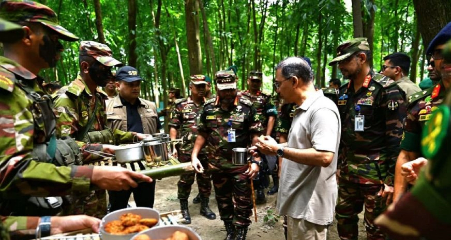 এই প্রথম কোনো প্রধানমন্ত্রী সেনাবাহিনীর গ্রীষ্মকালীন প্রশিক্ষণ এলাকায় স্বশরীরে উপস্থিত
