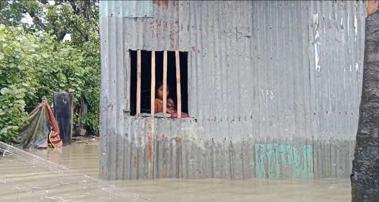 তলিয়ে গেছে একের পর এক গ্রাম, অসহায় হাজার হাজার মানুষ