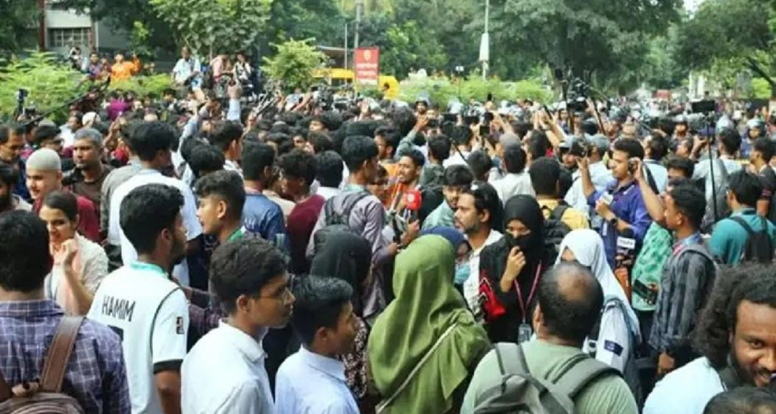 শিক্ষামন্ত্রীর পদত্যাগের দাবি বাদ দিয়ে ছয় দফা দাবি নিয়ে সচিবালয়ে ৬ শিক্ষার্থী