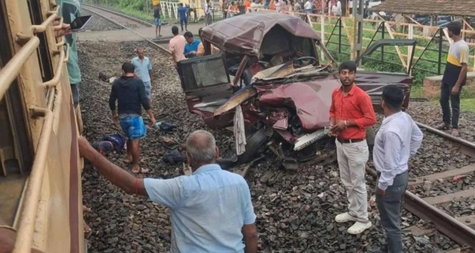 স্কুল-বাসে-যাত্রীবাহী-ট্রেনের-ধাক্কা-হতাহত-অনেক