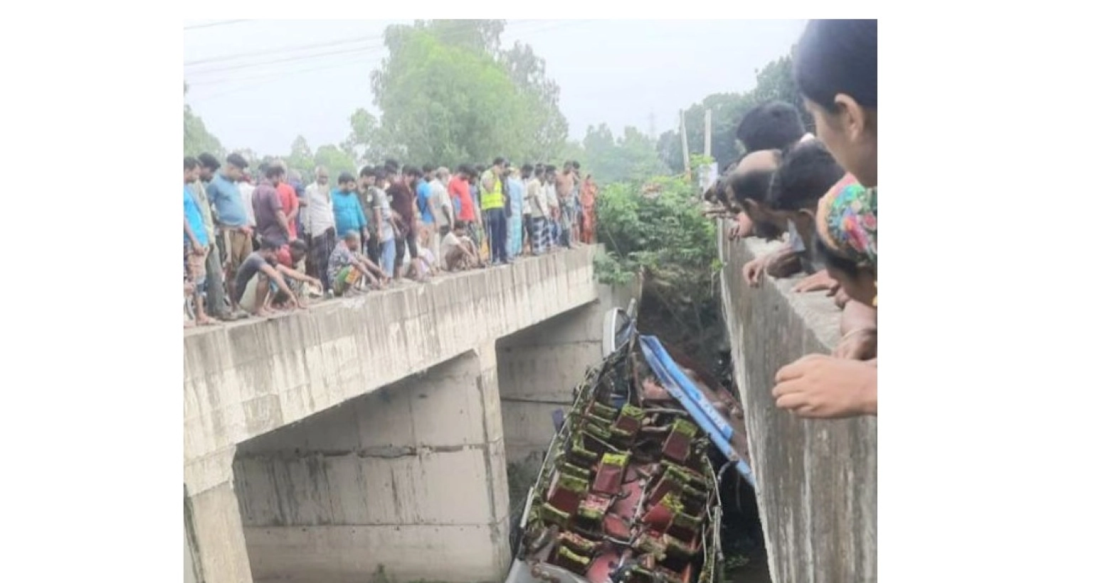 ব্রেক-বিকল-হয়ে-খালে-গিয়ে-পড়ল-যাত্রীবাহী-বাস-নিহত-১