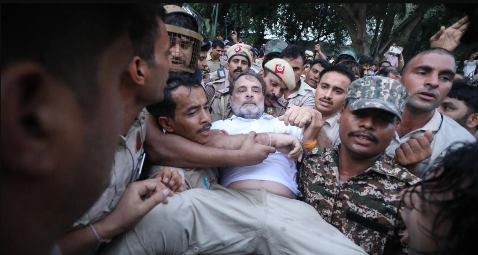 কংগ্রেস নেতা রাহুল ও প্রিয়াঙ্কা গান্ধী আটক