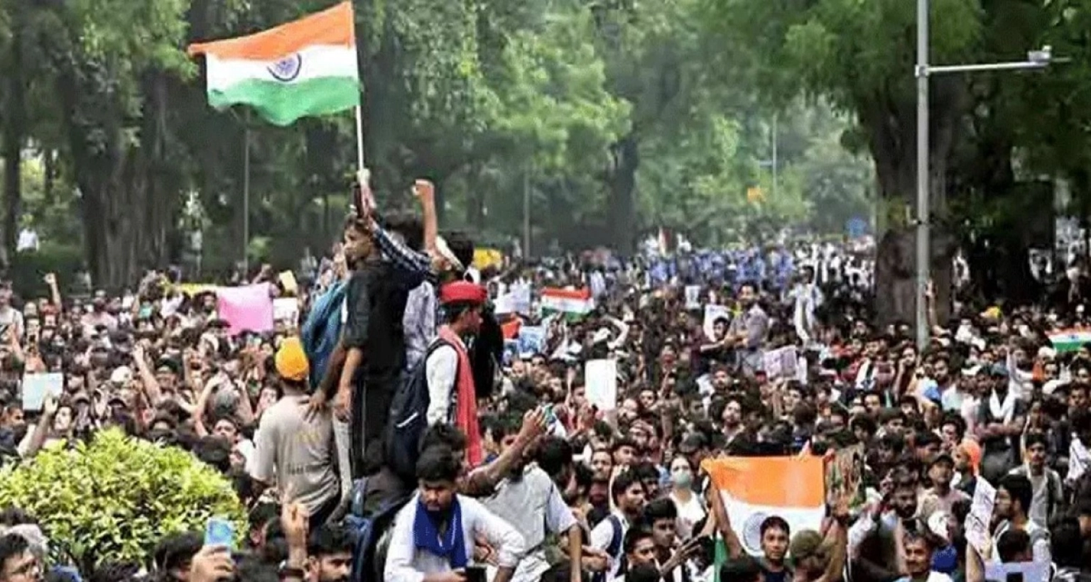বাস-ও-ট্রেনে-করে-নতুন-নতুন-বিক্ষোভকারী-আন্দোলনস্থলে-যোগ-দিচ্ছে