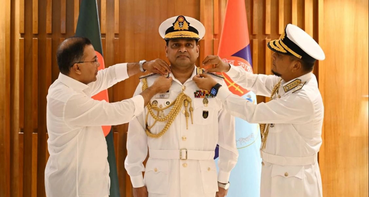 নবনিযুক্ত-নৌবাহিনী-প্রধানকে-র‍্যাংক-ব্যাজ-পরালেন-প্রধানমন্ত্রী
