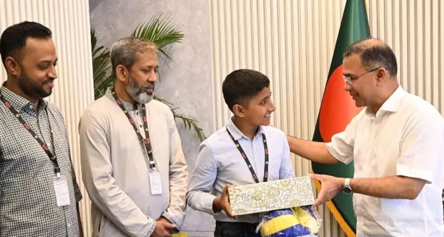 কিশোর তাহসিনের হাসির পেছনে লুকিয়ে আছে গভীর এক বেদনার গল্প, শুনালেন প্রধানমন্ত্রীকেও