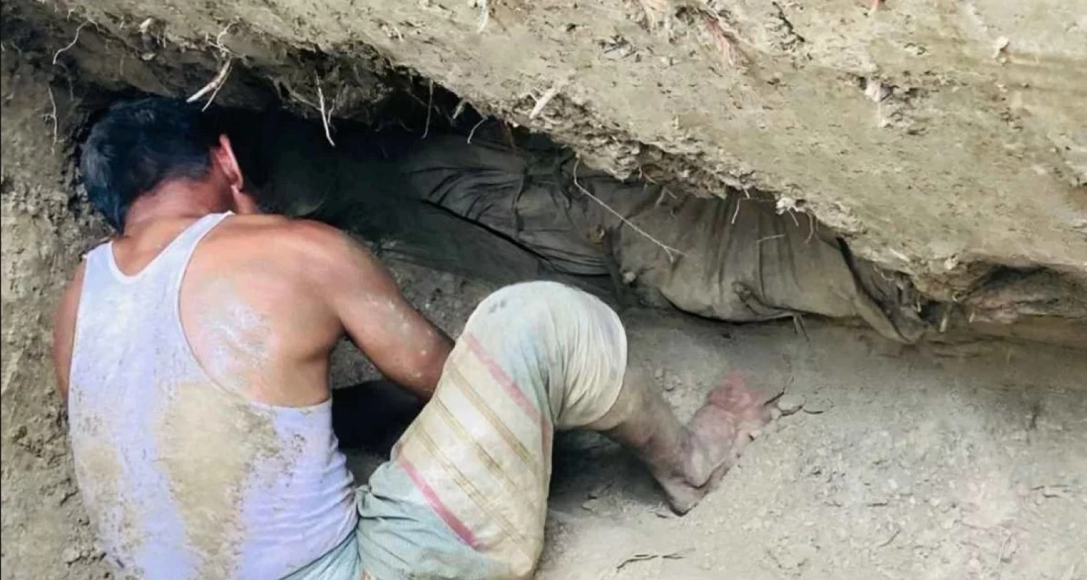 ২৪ বছর আগে দাফন করা রমজান আলীর মরদেহ অক্ষত অবস্থায় পাওয়া গেছে 