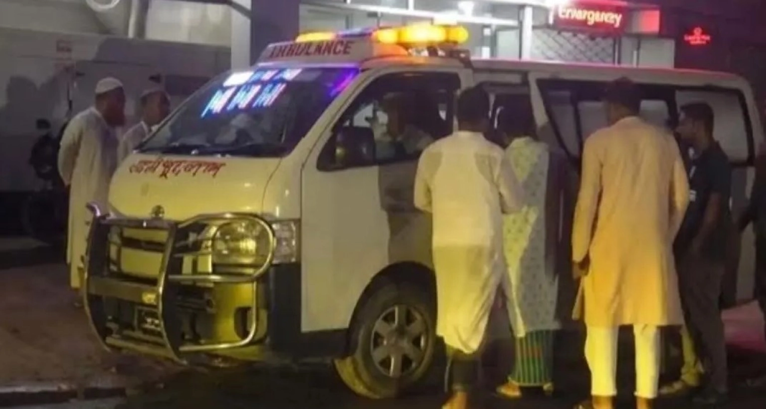জীবিত আছে ভেবে দাফনের ১২ ঘণ্টা পর কবর থেকে মায়ের লাশ তুললেন সন্তানরা, তারপর...