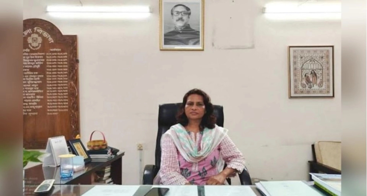 সেই দিন হাসিনার ছবি সরানোর পর মাকে জড়িয়ে যা বলেছিল ছেলে