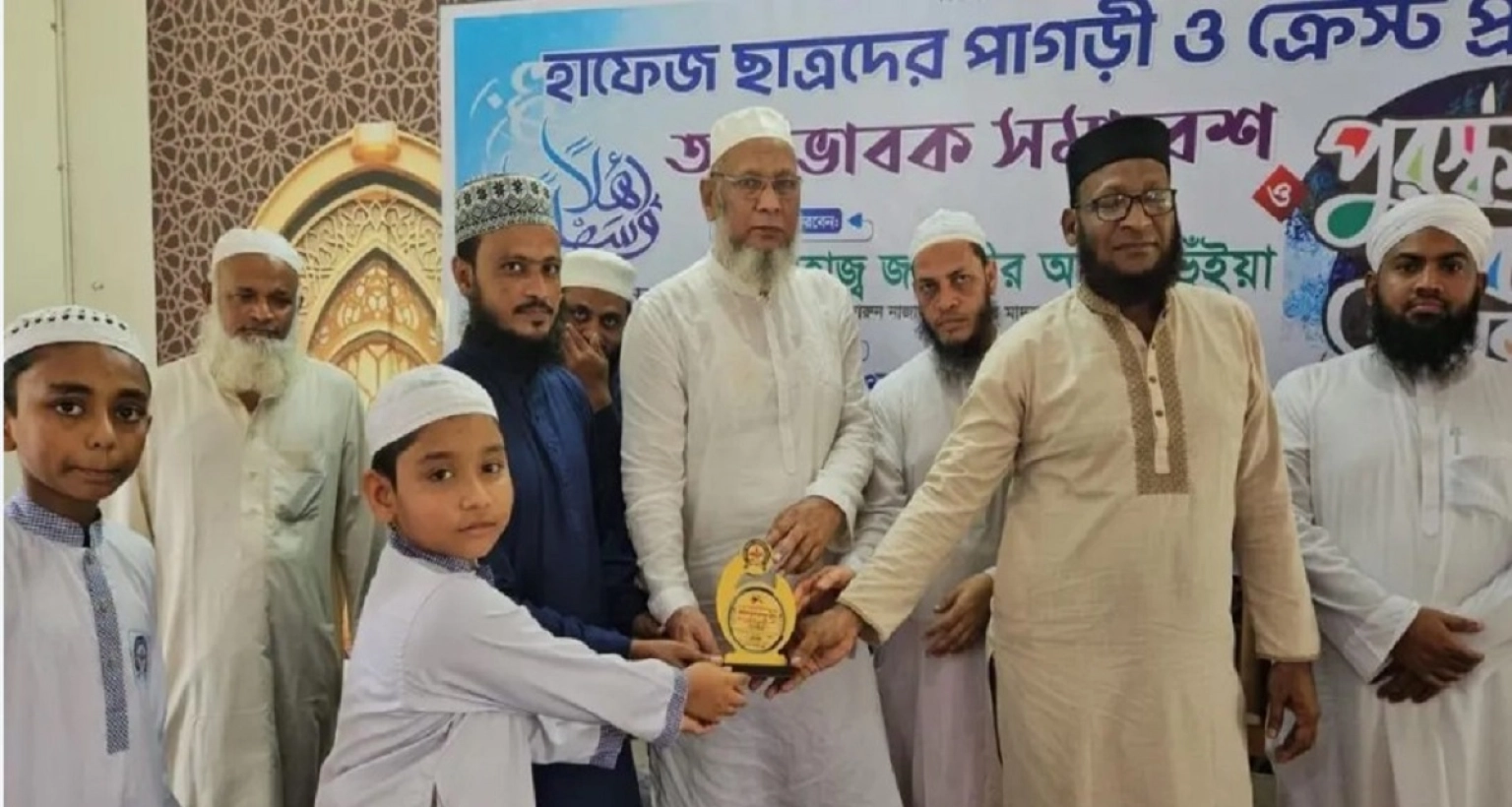  মাত্র ১০ মাসে কোরআনের হাফেজ হয়ে অসাধ্য সাধন করল ৯ বছরের আরহাম