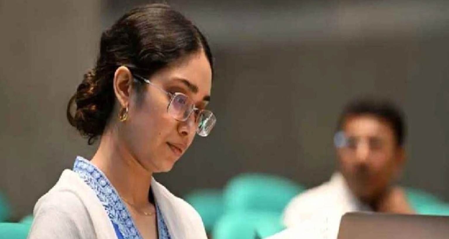 সাধারণ-প্রার্থীদের-মতো-লাইনে-দাঁড়িয়ে-পরীক্ষা-দিয়ে-ড্রাইভিং-লাইসেন্স-নিলেন-জাইমা-রহমান