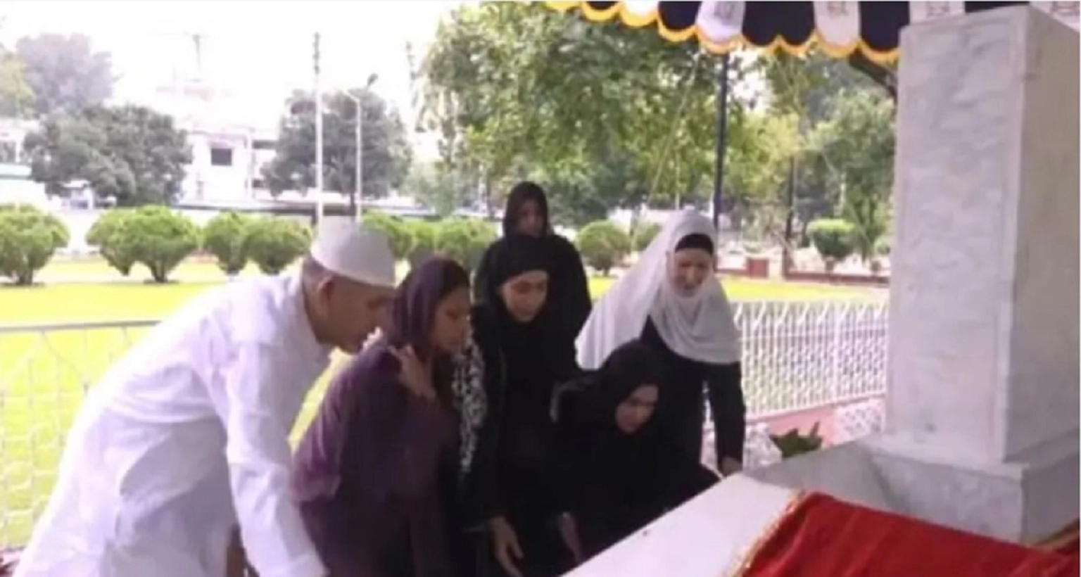মেয়ে জাইমাকে নিয়ে বাবার কবর জিয়ারত করলেন ডা. জুবাইদা রহমান