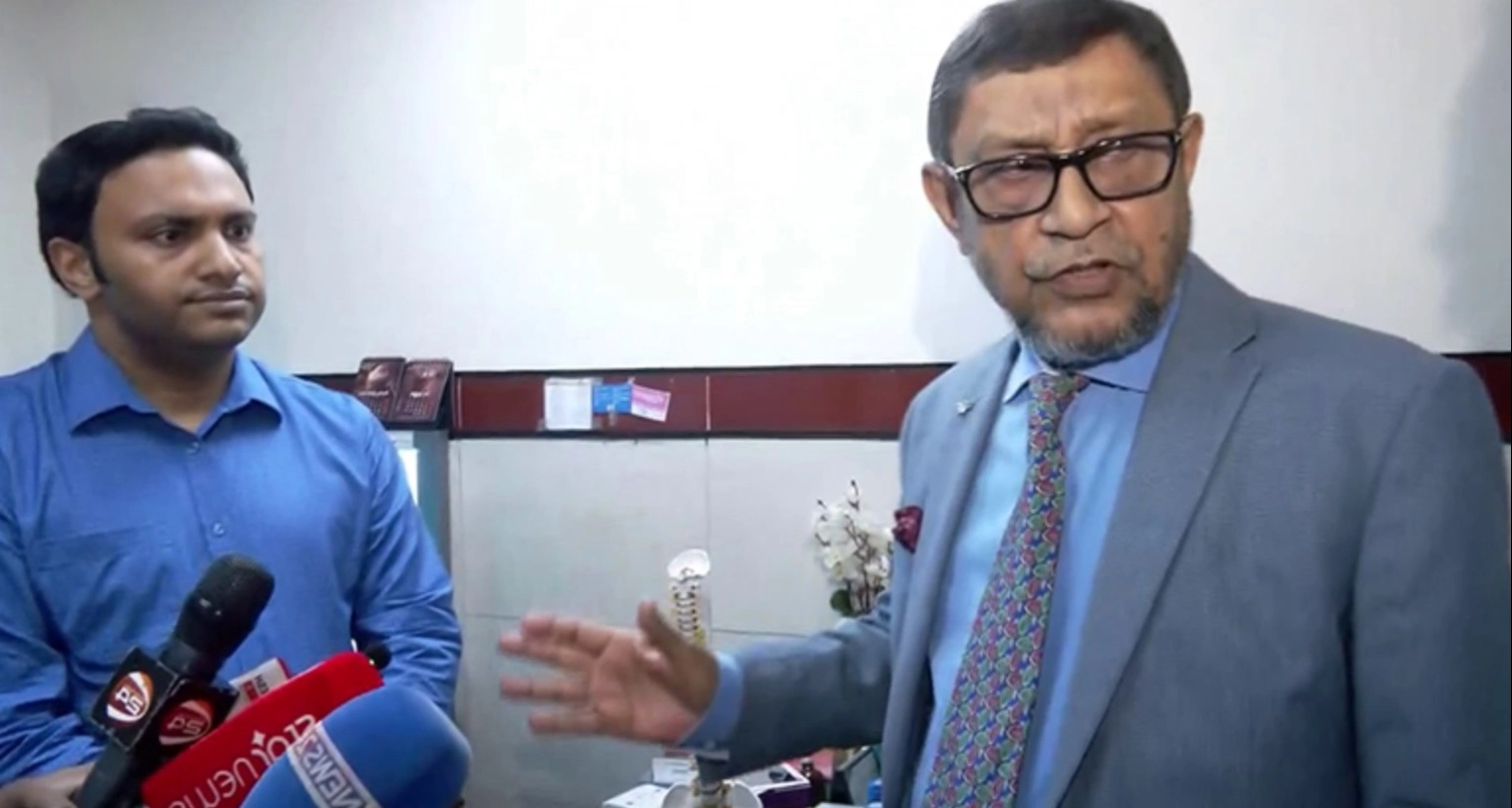 অফিস টাইমে প্রাইভেট ক্লিনিকে রোগী দেখছিলেন চিকিৎসক, লাইসেন্স বাতিল ও চাকরি থেকে বরখাস্তের নির্দেশ স্বাস্থ্যমন্ত্রীর