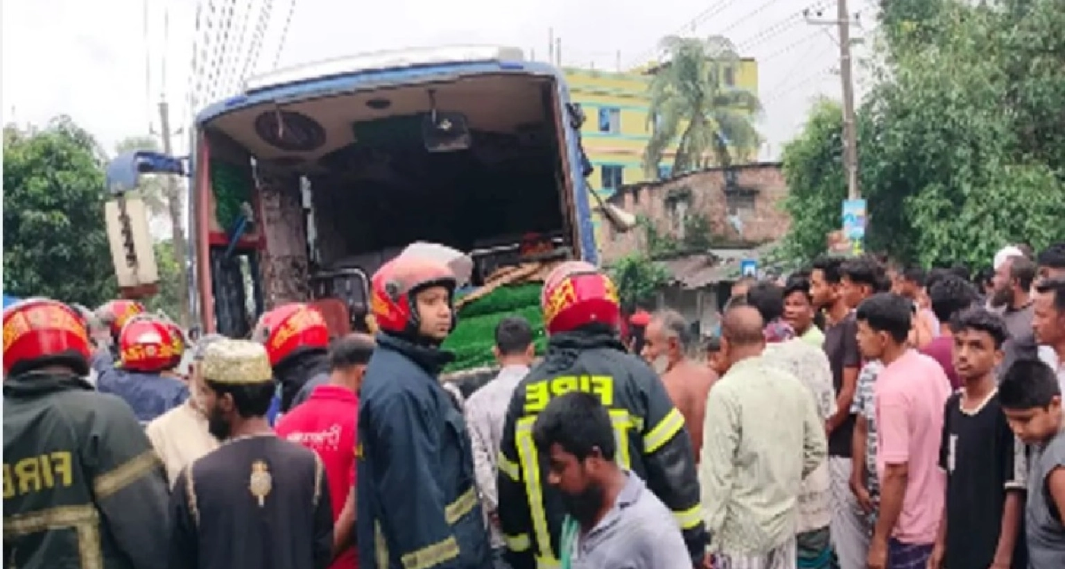 বাসচাপায় ৬ জন শ্রমিকের মৃত্যু