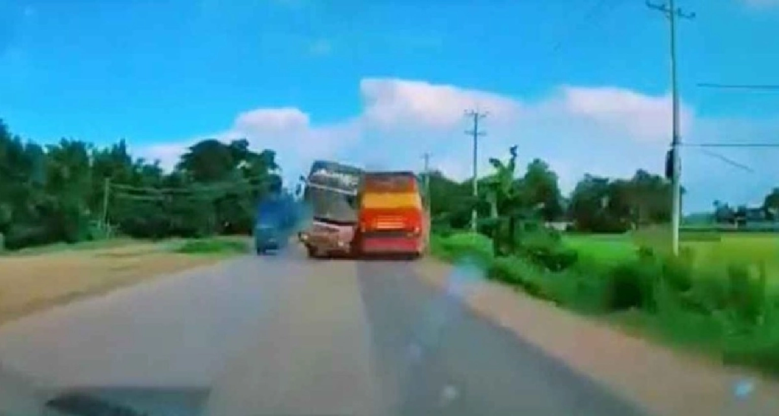 দুই যাত্রীবাহী বাসের মুখোমুখি সংঘর্ষের ঘটনায় নিহত বেড়ে ৯ 