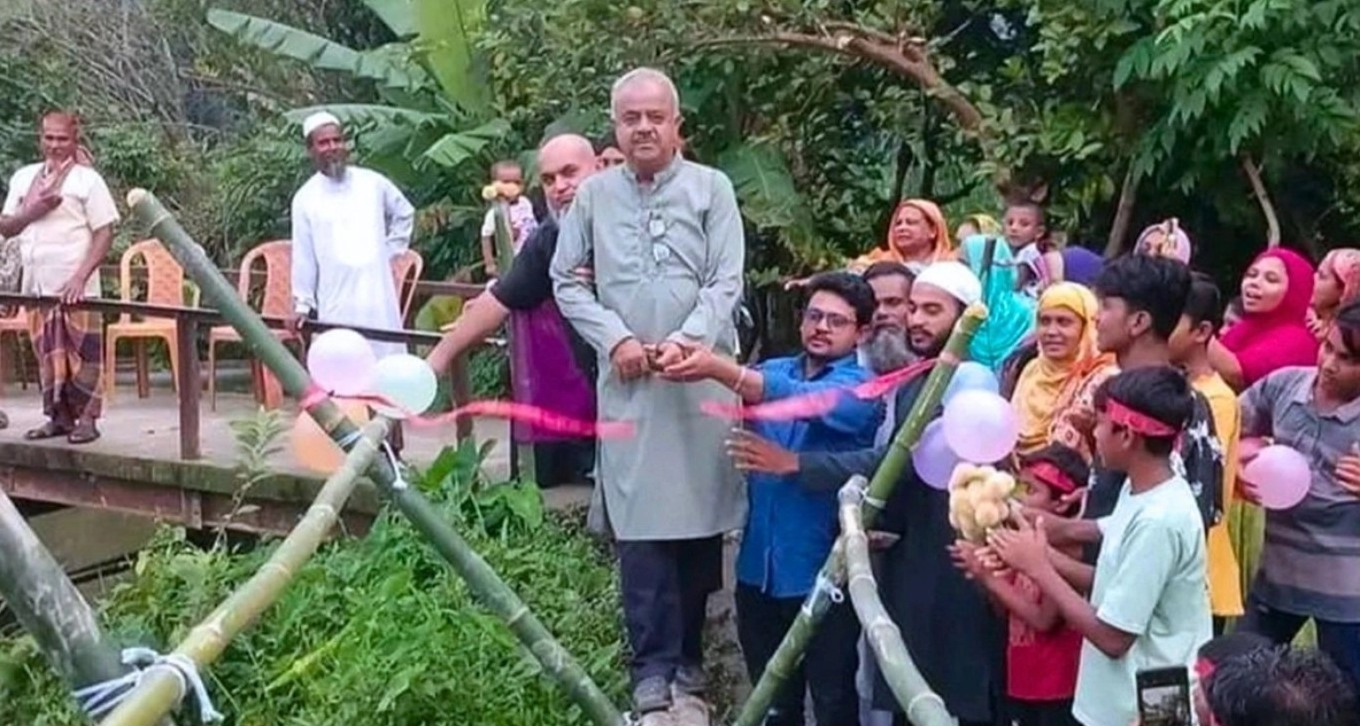  লাল ফিতা কেটে বিএনপি নেতার বাঁশের সাঁকো উদ্বোধন 