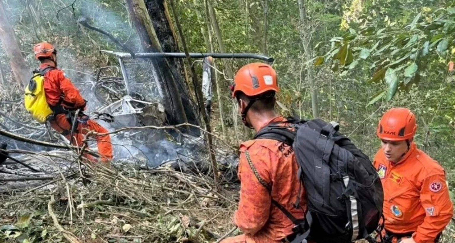 দুর্গম পাহাড়ি এলাকায় হেলিকপ্টারটি বিধ্বস্ত, ৪ জনের মৃত্যু