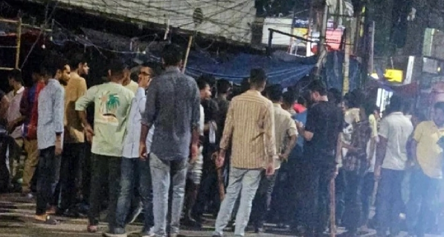 নিউমার্কেট এলাকায় ছাত্রদল-যুবদল সংঘর্ষ, আহতদের বিভিন্ন হাসপাতালে চিকিৎসা দেওয়া হচ্ছে