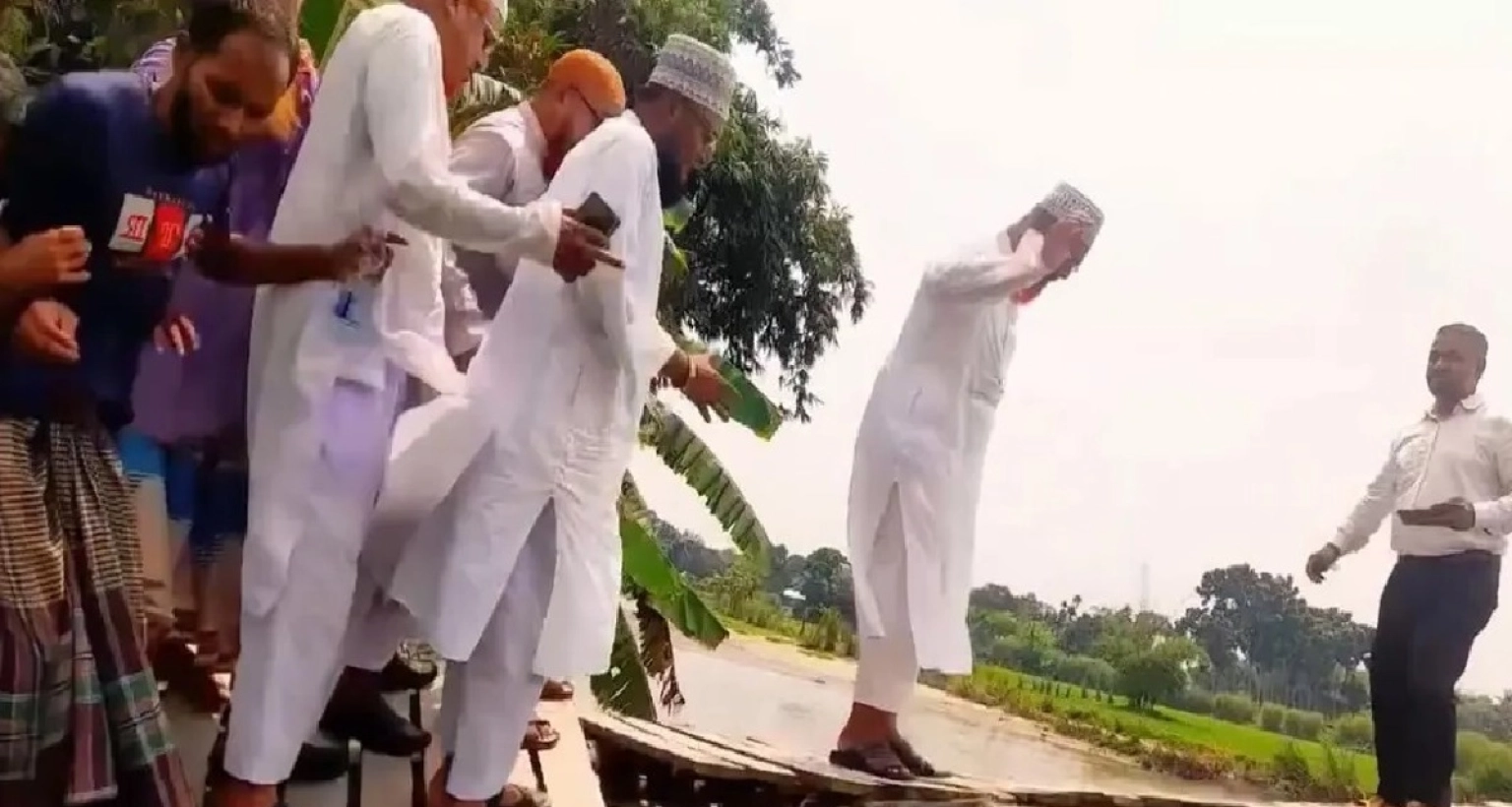 সাঁকো পরিদর্শনে গিয়ে অনাকাঙ্ক্ষিত দুর্ঘটনার মুখে জামায়াতের এমপি