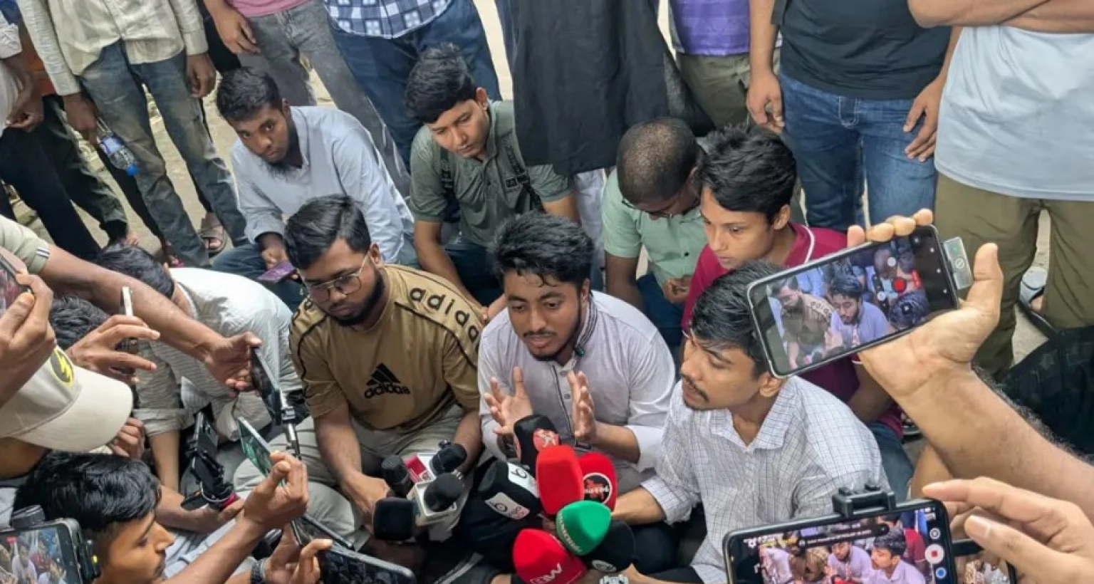 ঢাকা কলেজের মূল ফটকে তালা দিয়ে বিক্ষোভ করেছেন শিক্ষার্থীরা