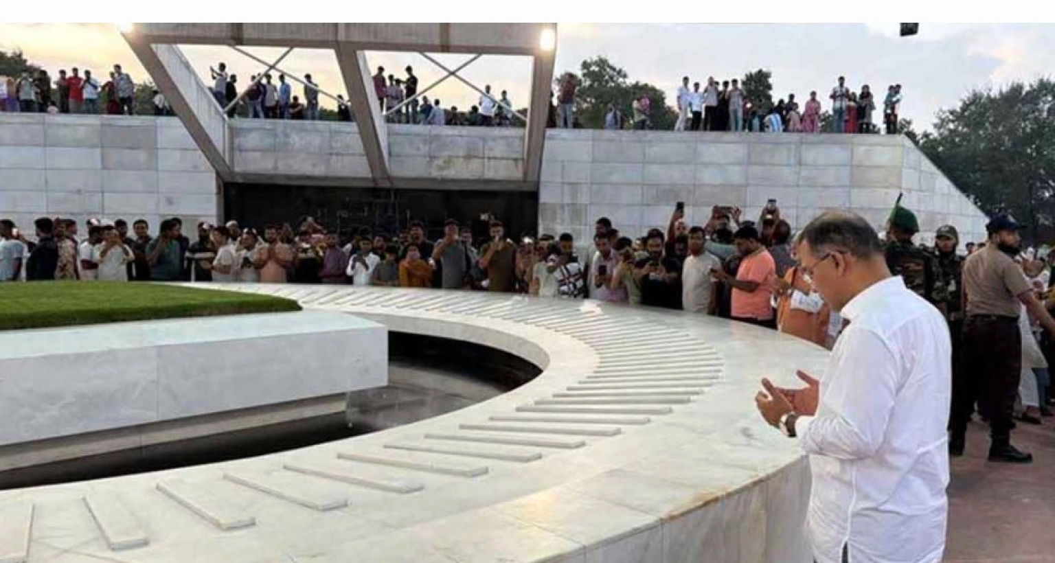 রাষ্ট্রপতি নির্বাচন শেষে মা-বাবার কবর জিয়ারত করলেন প্রধানমন্ত্রী তারেক রহমান
