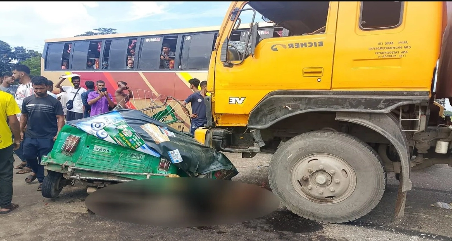 মর্মান্তিক সড়ক দুর্ঘটনায় নিহত চারজনের ৩ জন একই পরিবারের