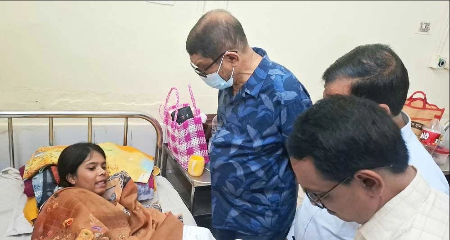 হাসপাতালের বিভিন্ন ওয়ার্ড, অপারেশন থিয়েটার, ফার্মেসি ও রান্নাঘর ঘুরে দেখেলেন স্বাস্থ্যমন্ত্রী