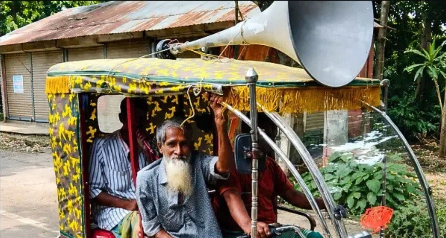 নাতিকে টাকা ধার না দিতে মাইকিং করে এলাকাবাসীকে সতর্ক করলেন দাদা!