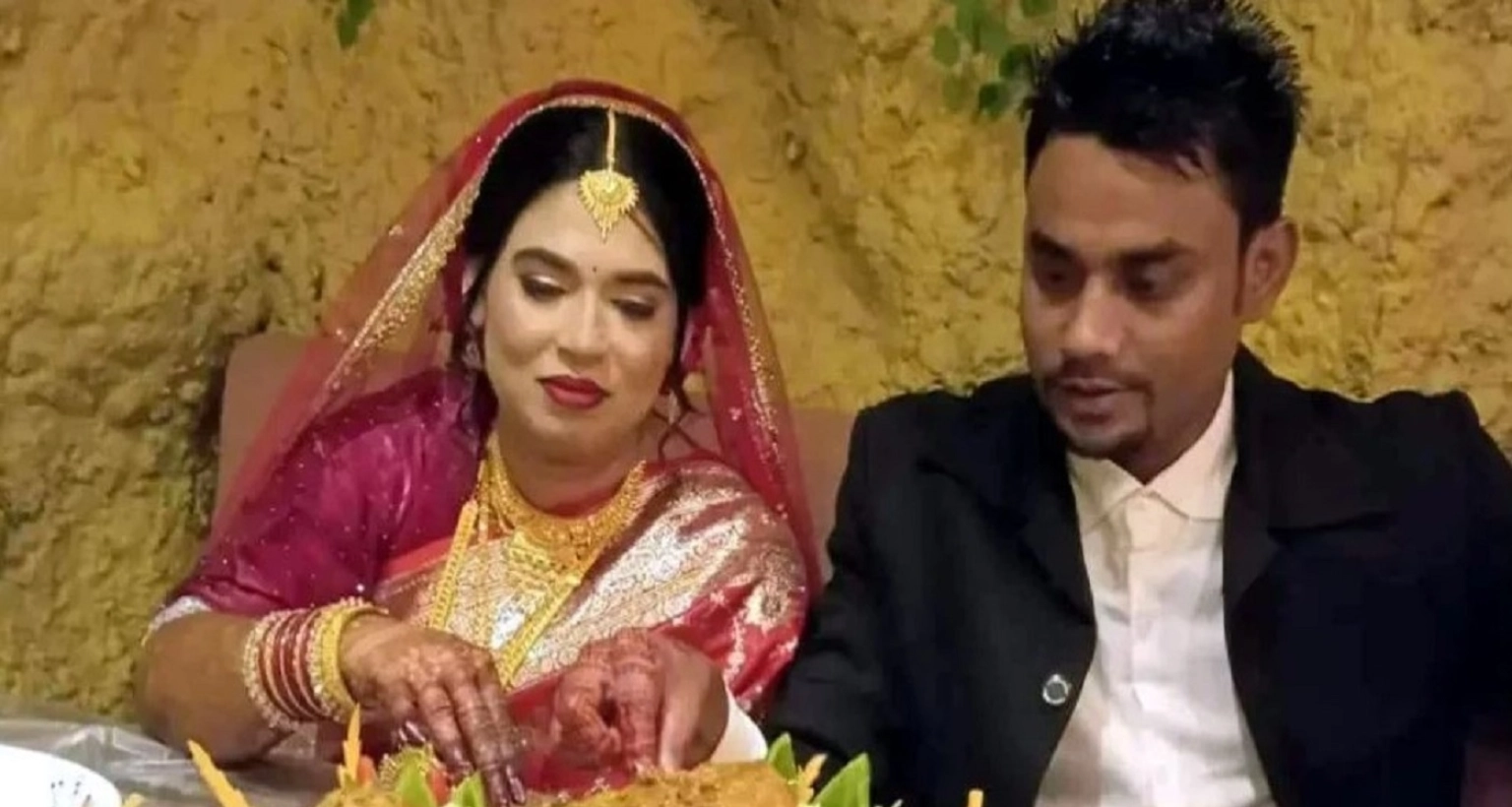 স্বামীকে ইতালি রেখে দেশে ফিরে তালাক না দিয়েই প্রেমিককে বিয়ে ৪ সন্তানের জননীর