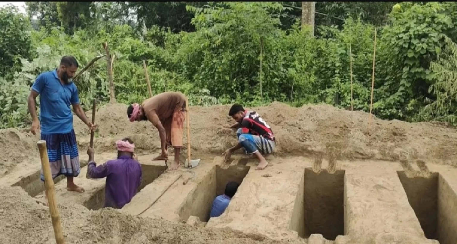 ৫-শিশুর-পাশাপাশি-কবরে-দাফন