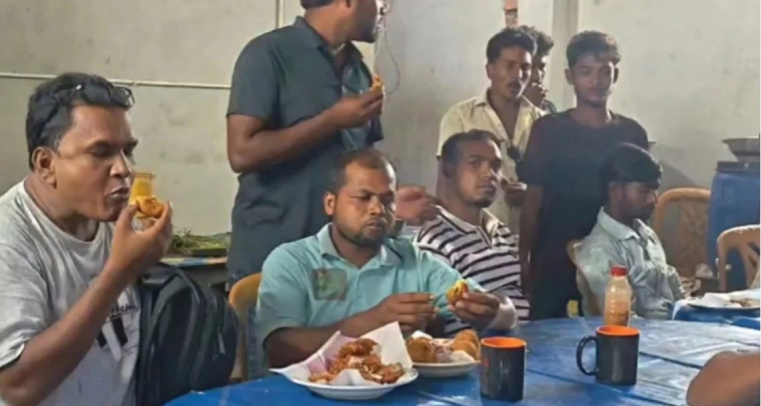 ব্যতিক্রমী উদ্যোগ, মাত্র ৫ টাকায় ‘খাসির মাংসের চপ’