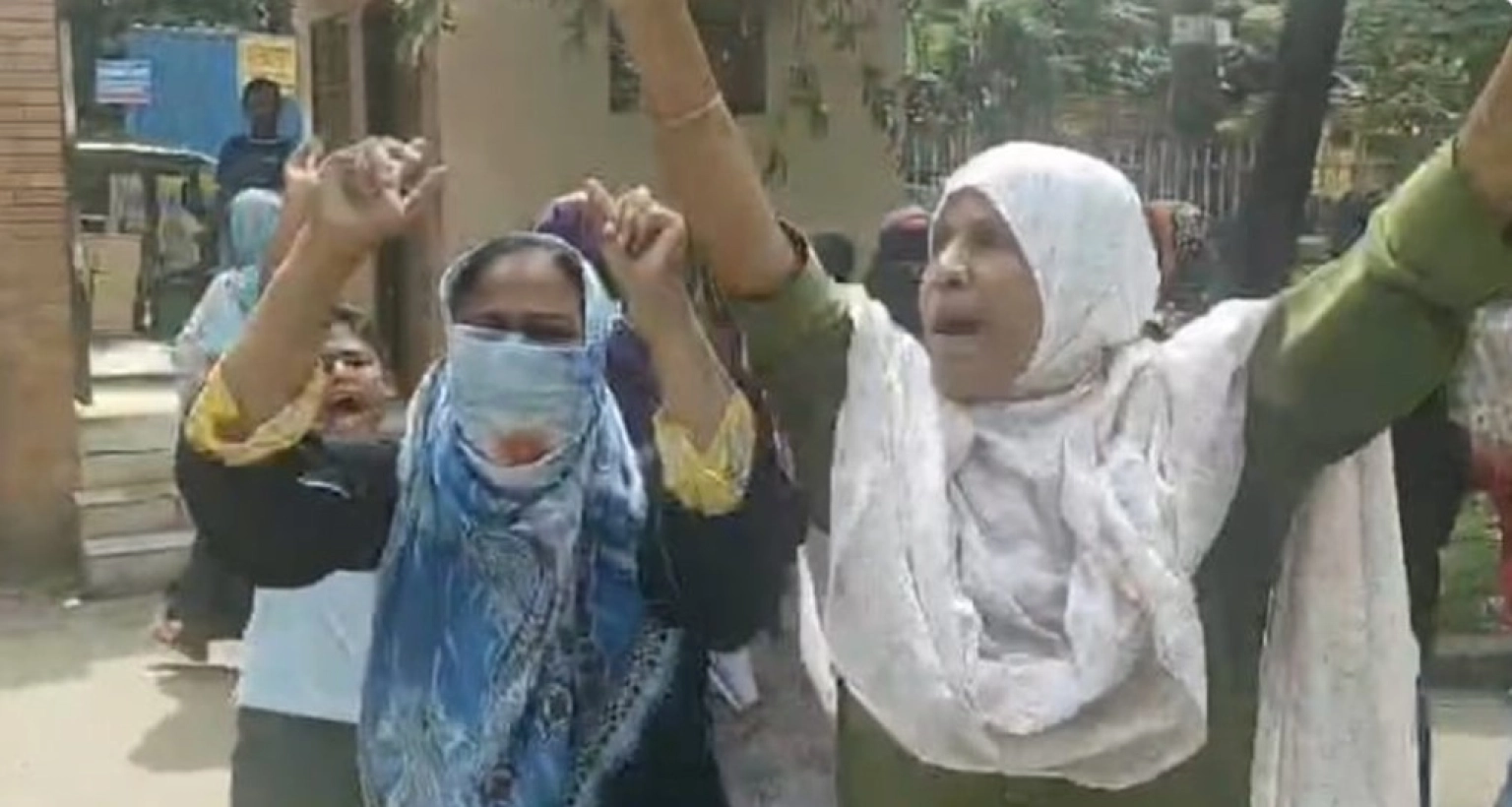 থানার ভেতর জয় বাংলা স্লোগান, এসময় আসামির পাঁচ স্বজন আটক