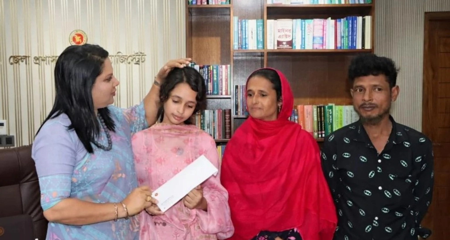 ডাক্তার-হতে-চান-খুপরি-ঘরে-বেড়ে-ওঠা-মেধাবী-সালমা-পাশে-দাঁড়ালেন-ডিসি-ফরিদা