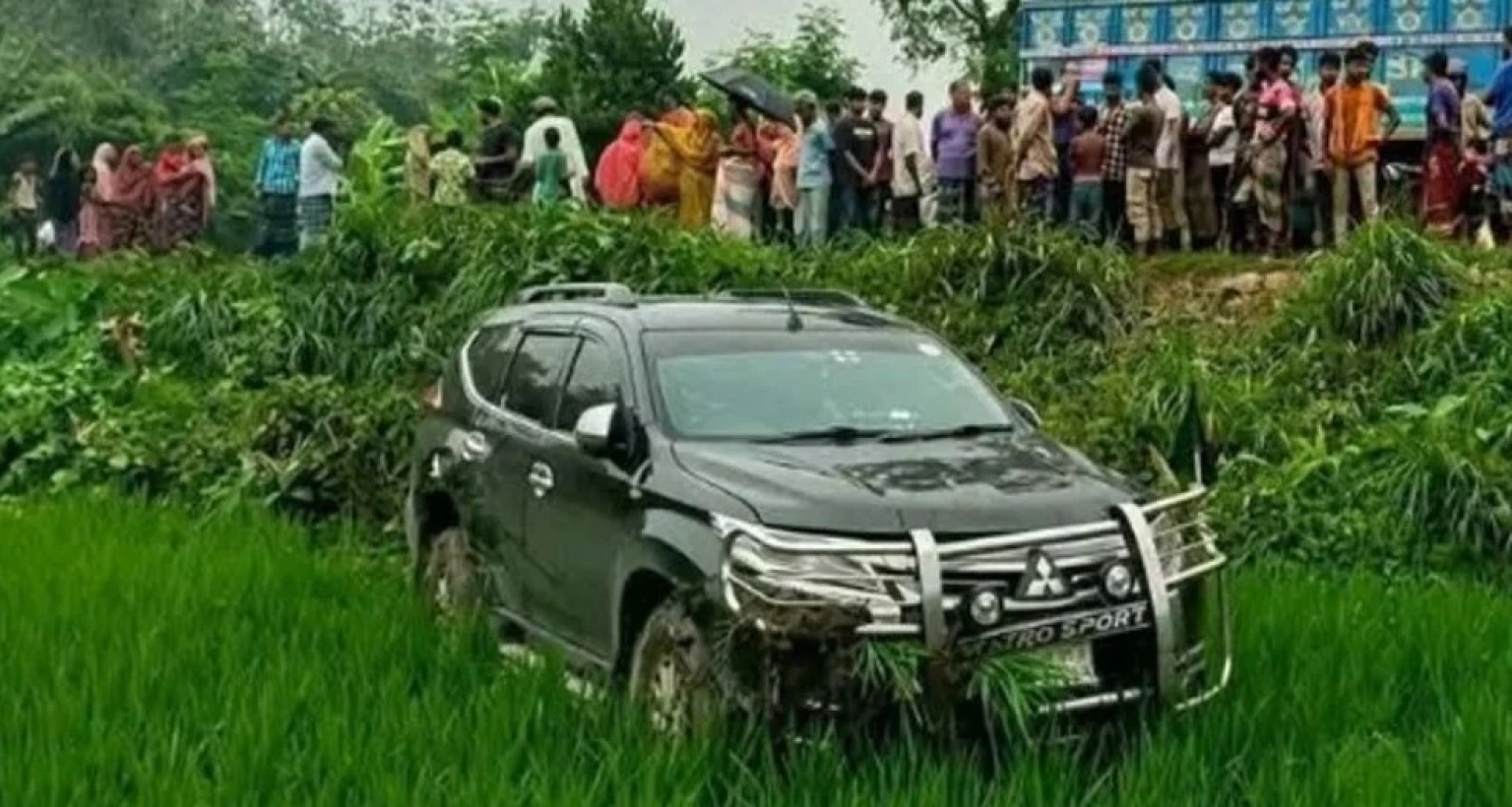 প্রতিবন্ধী-নারীকে-বাঁচাতে-গিয়ে-ধানখেতে-প্রতিমন্ত্রীর-গাড়ী