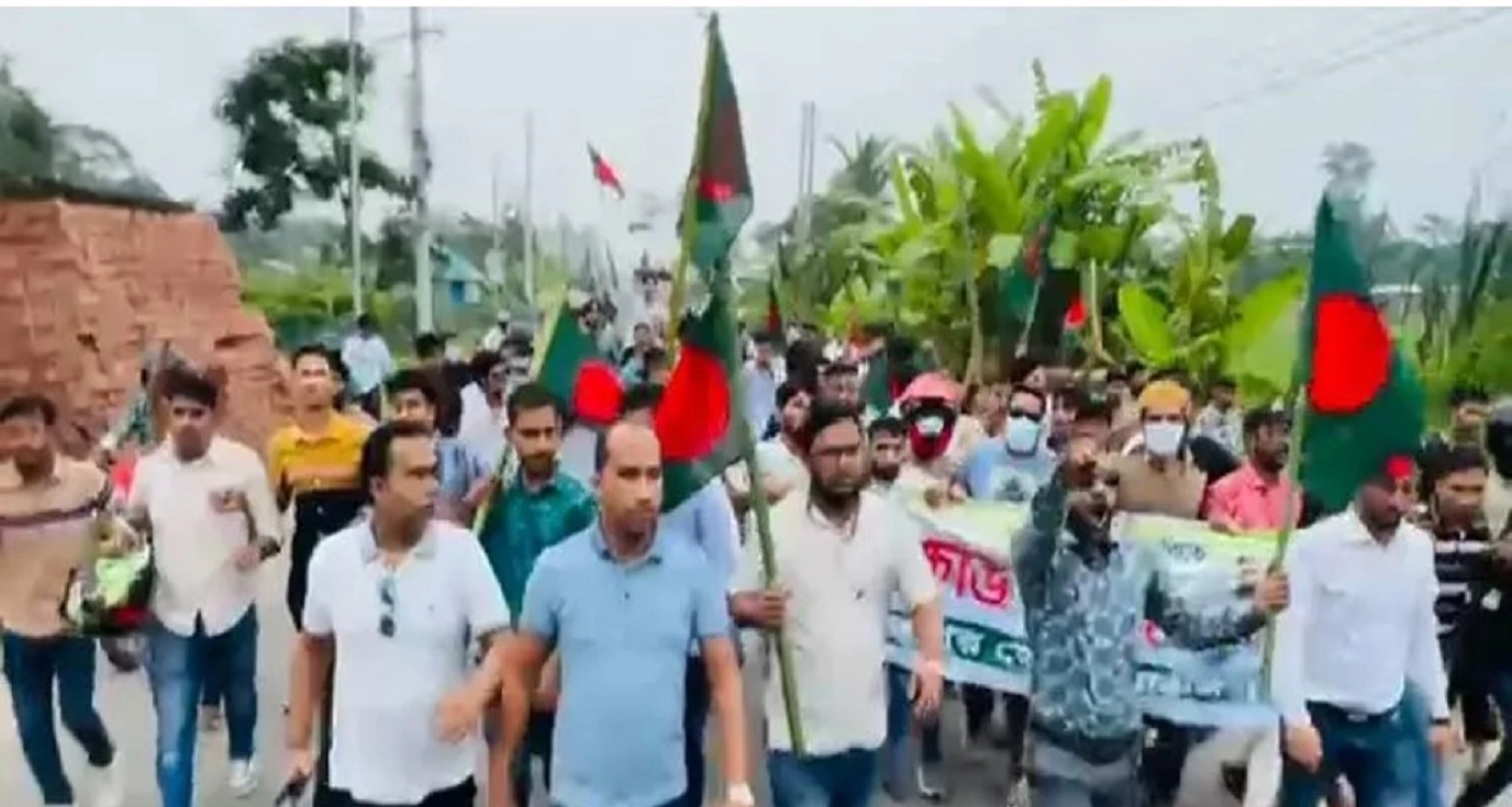 এবার দিনের আলোতে প্রকাশ্যে বিক্ষোভ মিছিল করল নিষিদ্ধ ছাত্রলীগ নেতা-কর্মীরা