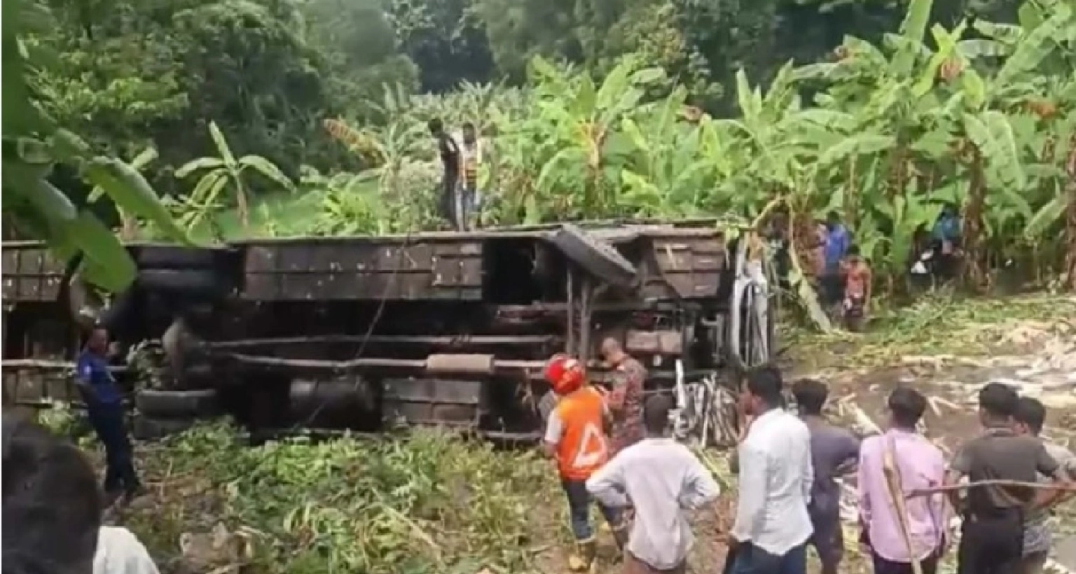 যাত্রীবাহী বাস খাদে পড়ে ৩ জনের মৃত্যু